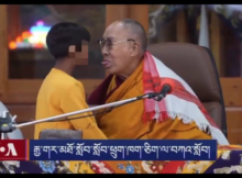 Il Dalai Lama chiede ad un bambino di baciarlo 3