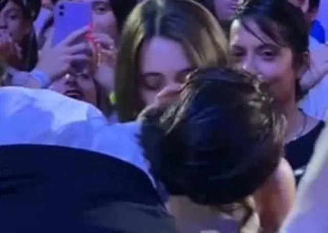 Federico Rossi bacia una fan nel pubblico 1