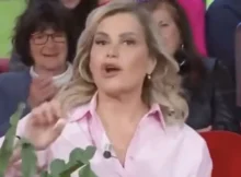 Simona Ventura va in onda con mezza faccia paralizzata 1