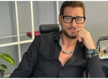 Enrico Papi beccato in atteggiamenti intimi con una donna che non è la moglie 4
