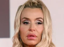 Valeria Marini lotta per prendere il bouquet di Simona Ventura 1