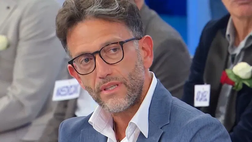 Uomini e donne, un cavaliere beccato con una donna in atteggiamenti intimi 2