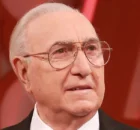 Donna prende fuori dalla corona per Pippo Baudo 6