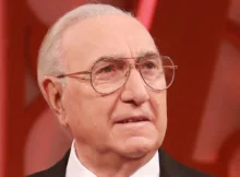 Donna prende fuori dalla corona per Pippo Baudo 2