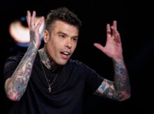 Fedez da un calcio ad un ragazzo 2
