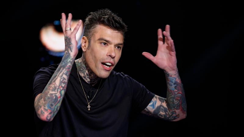 Fedez da un calcio ad un ragazzo 1