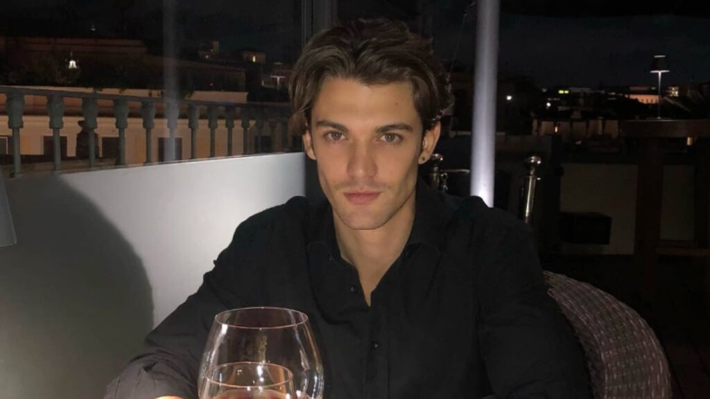 Grande Fratello, Jonas si dichiara a Giulia che gli ride in faccia 1