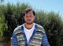 Grande Fratello, Mattia torna in casa con il piede ingessato 2