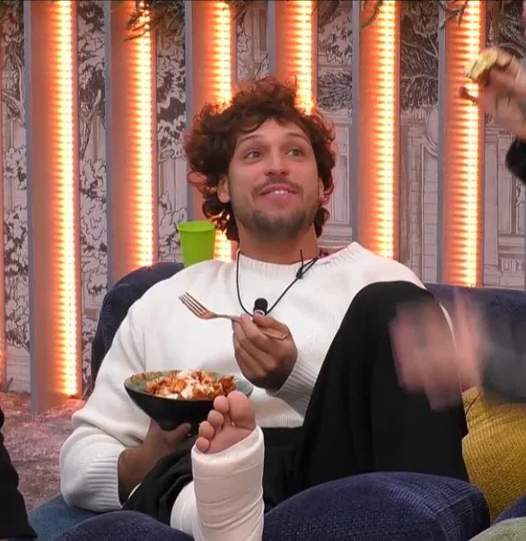 Grande Fratello, Mattia torna in casa con il piede ingessato 2