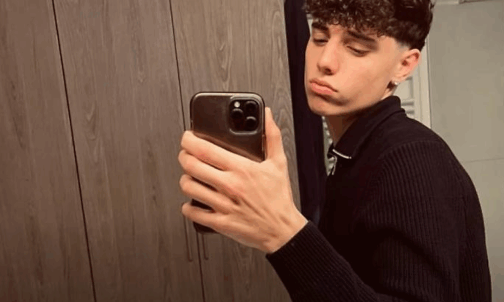 Amici, le frasi shock di Riccardo sott un post di una nota ragazza 1