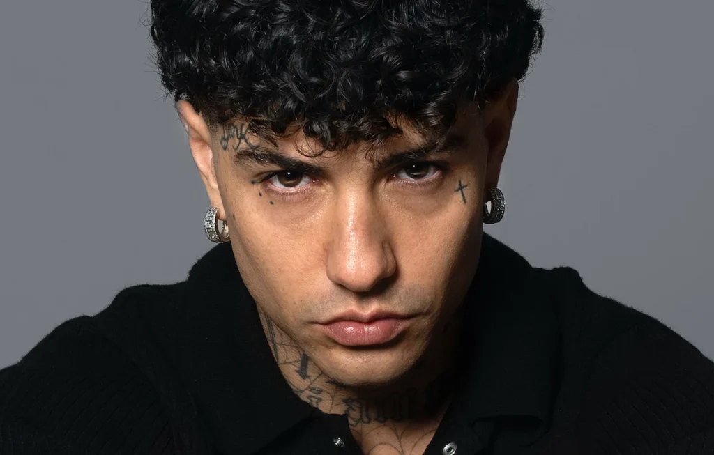 Tony Effe sferra tre pugni ad un paparazzo? 1