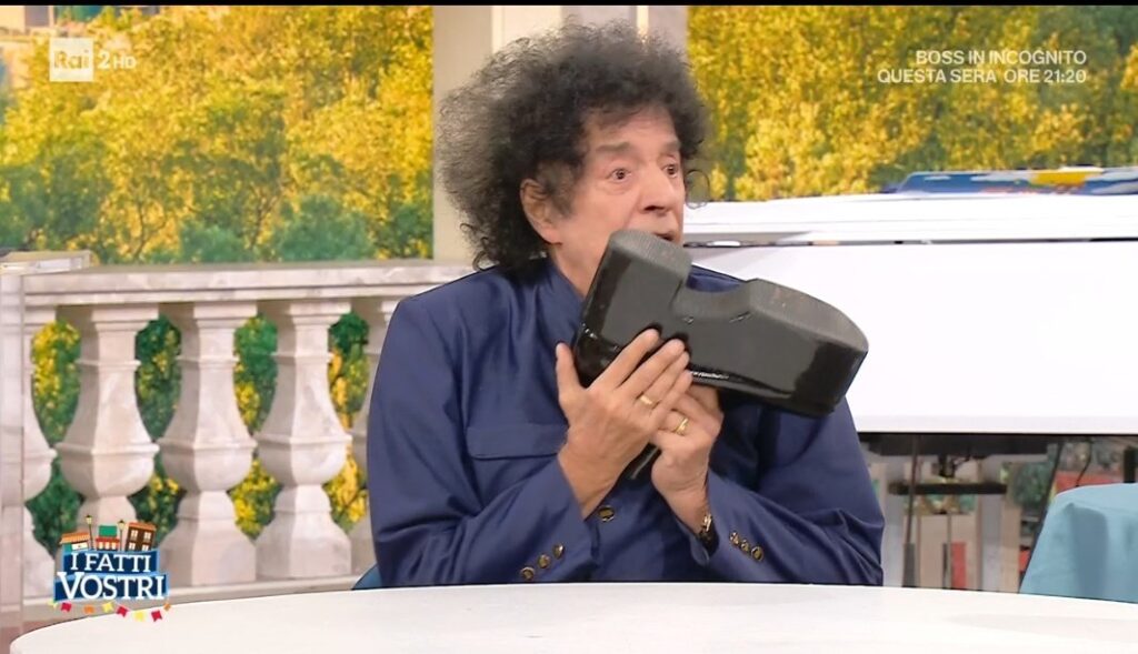 Ivano dei Cugini di campagna lancia una scarpa in studio 1