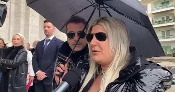 Giada De Blanck in lacrime al funerale della madre 1