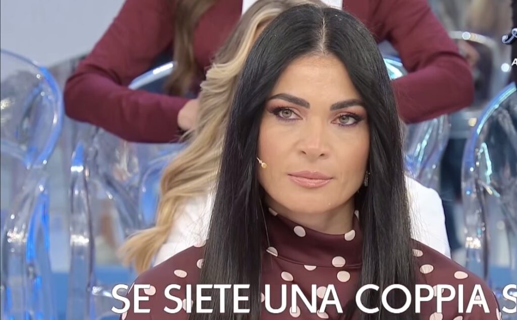 Uomini e donne, arriva in studio la sosia di Elodie 2