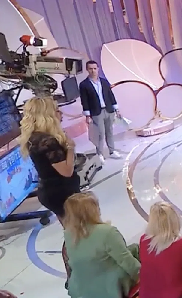 Valeria Marini in lacrime lascia lo studio de “La volta buona” 2