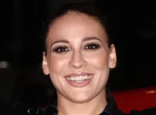 GFVIP, Francesca Manzini tira per i piedi Antonella Elia che mangia sotto la pioggia 7