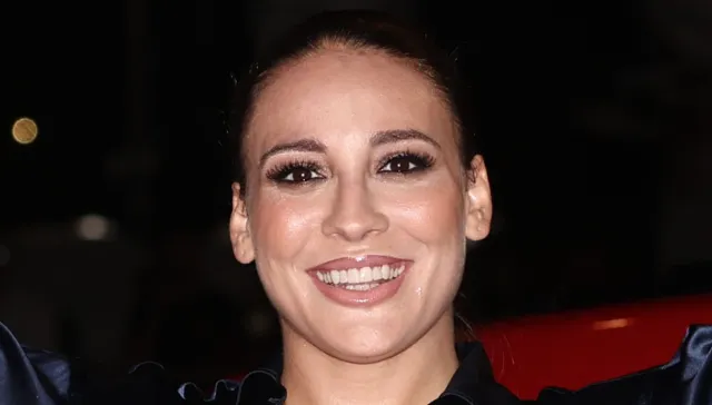 GFVIP, Francesca Manzini tira per i piedi Antonella Elia che mangia sotto la pioggia 1