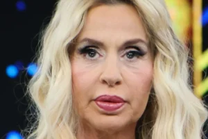 GFVIP, Valeria Marini vomita nel salone 2