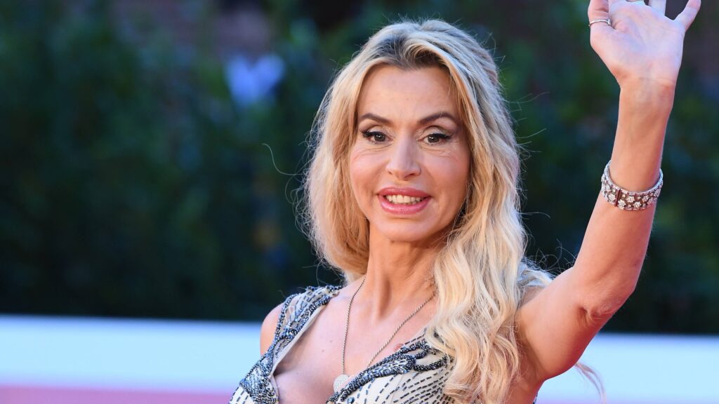 GFVIP, Valeria Marini porta l’acqua santa nella casa 1