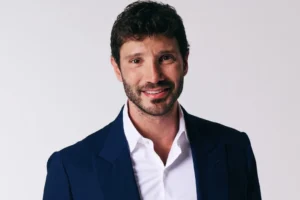 Stefano De Martino e la Smart vandalizzata 2