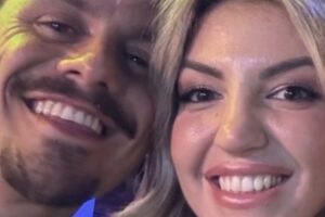 GFVIP, bacio tra Lucia e Renato durante la festa 2