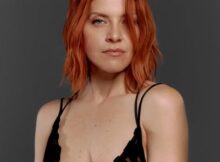La cantante Noemi cade dal palco durante un concerto 9