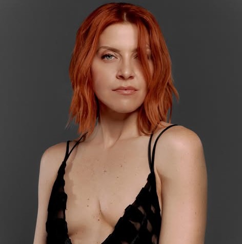 La cantante Noemi cade dal palco durante un concerto 1