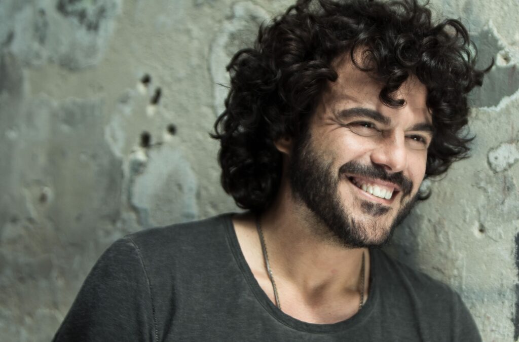 Francesco Renga fatto scendere da un volo Rayaner 1