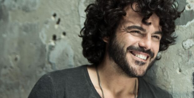 Francesco Renga fatto scendere da un volo Rayaner 1