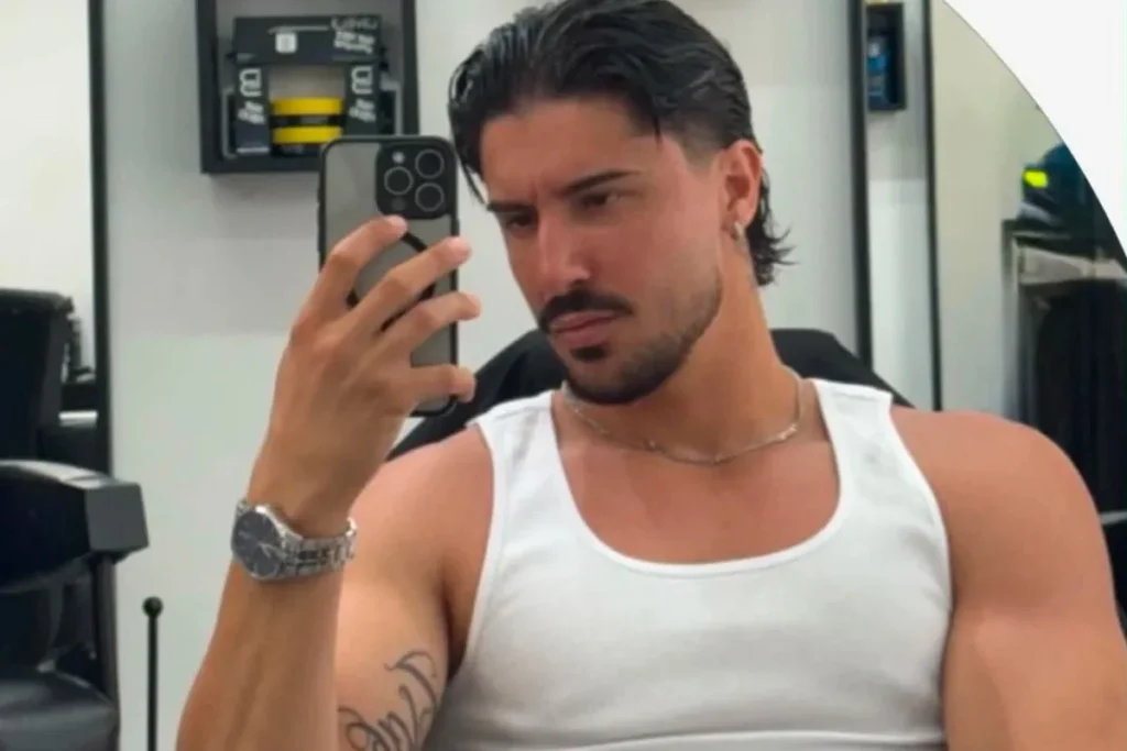 Temptation Island, Dimitri con la maschera di Spider Man 1