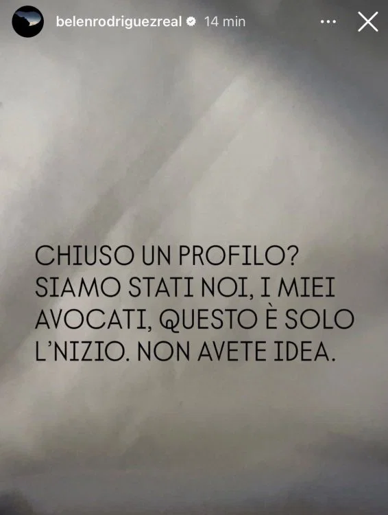 Belen Rodriguez nella notte pubblica alcune storie contro Fabrizio Corona che subito cancella 2