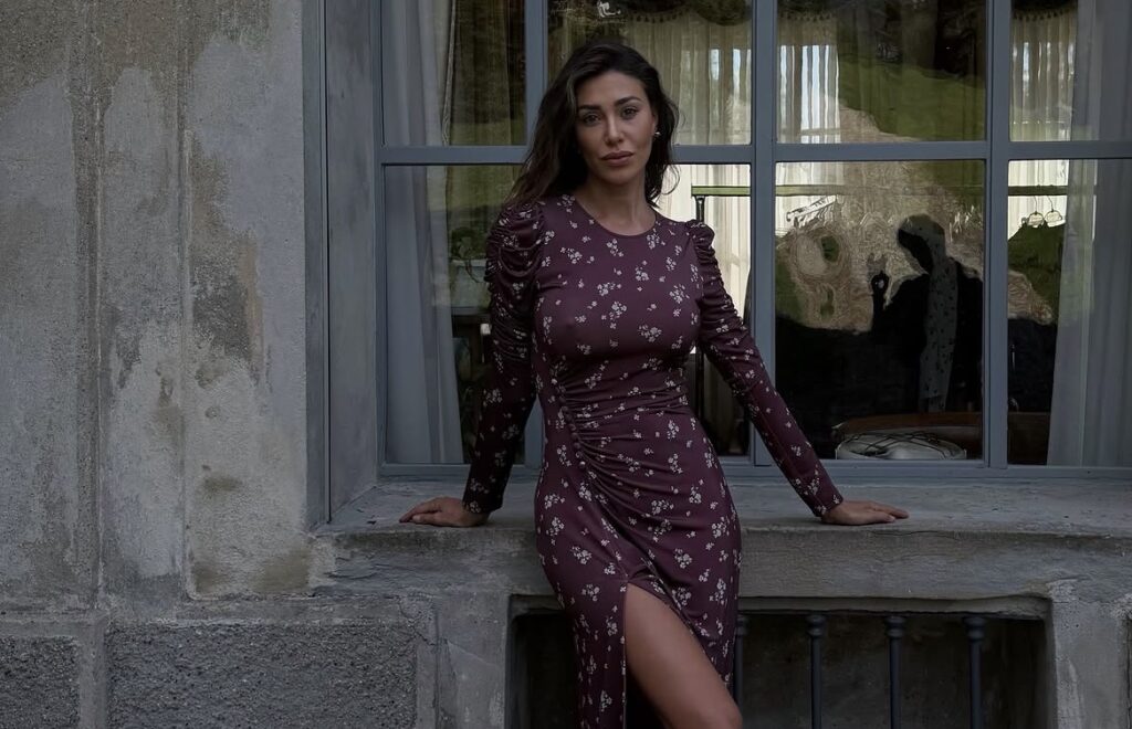 Belen Rodriguez nella notte pubblica alcune storie contro Fabrizio Corona che subito cancella 1