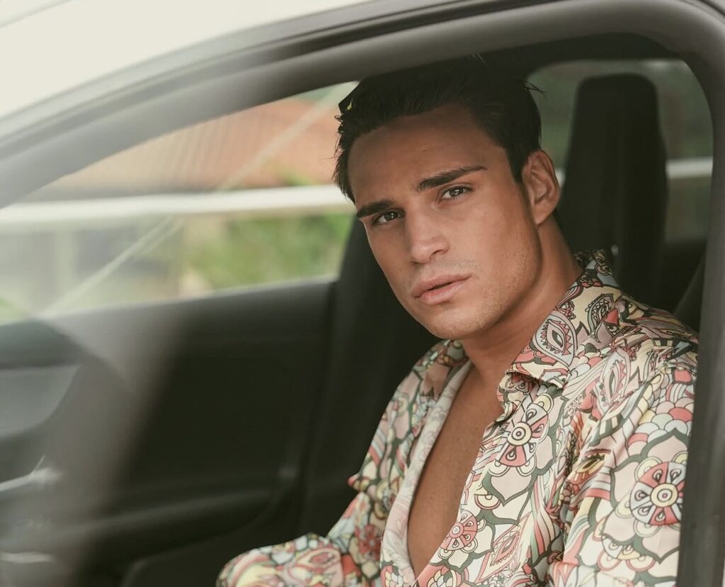 GFVIP, Alessandro ha già una cotta per un inquilina 1
