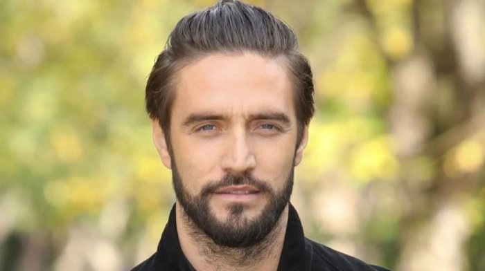 GFVIP, Alex Belli si isola in piscina 1