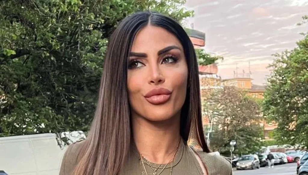 GFVIP, Guendalina lecca i biscotti e poi li riposa nel piatto 1