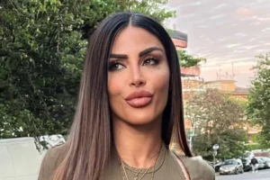 GFVIP, Guendalina lecca i biscotti e poi li riposa nel piatto 2
