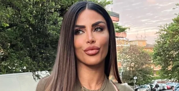 GFVIP, Guendalina lecca i biscotti e poi li riposa nel piatto 1