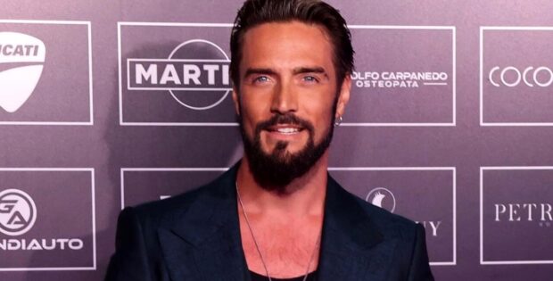 GFVIP, Alex Belli lancia un libro nella voliera 1